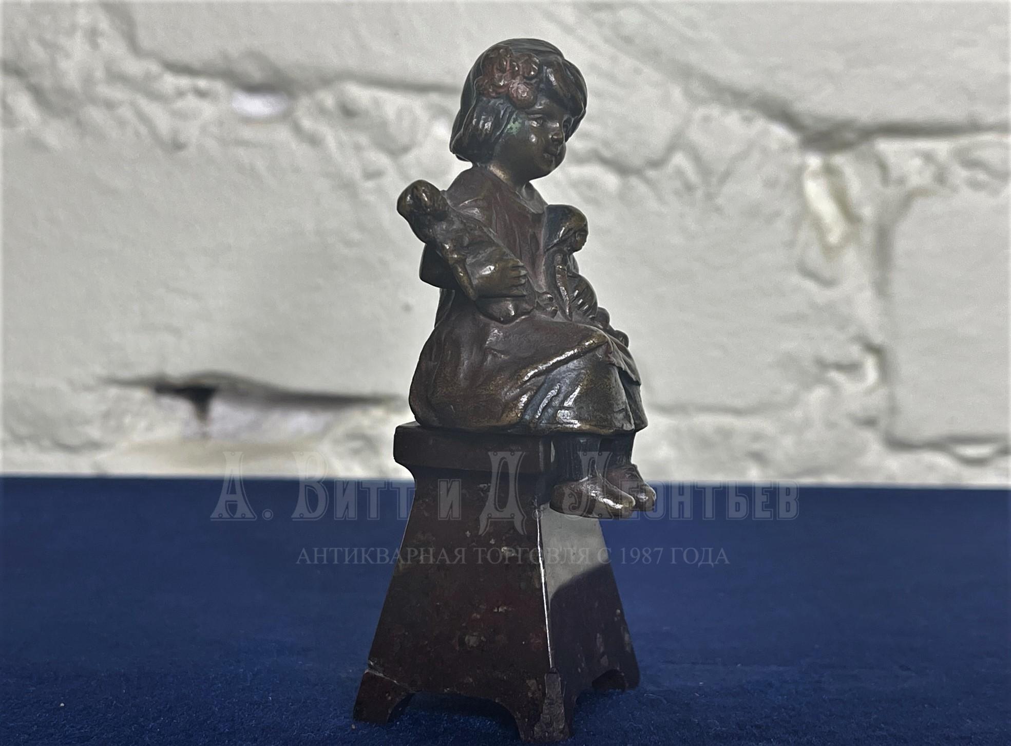 Девочка с куклами бронзовая скульптура детская бронза Pawel Kowalсzewski